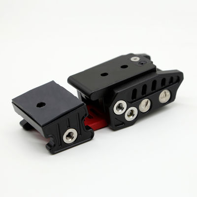 Migliora le prestazioni off-road della tua Jeep Wrangler JK 07 con il Black Red Hood Latch Kit
