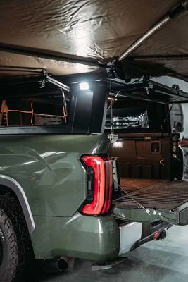 Copertura per letto Toyota Tundra Pickup nera con montatura del tronco e costruzione in alluminio