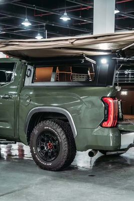 Copertura per letto Toyota Tundra Pickup nera con montatura del tronco e costruzione in alluminio