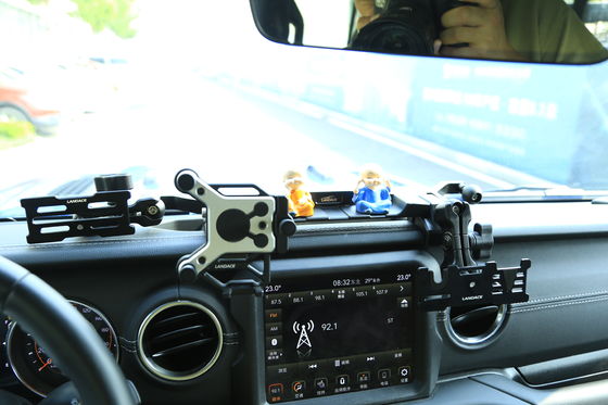 Portatore di telefono cellulare per il supporto della console centrale Jeep