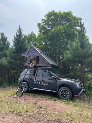 Campeggio di viaggio all'aperto con capsula dura e materiale in alluminio