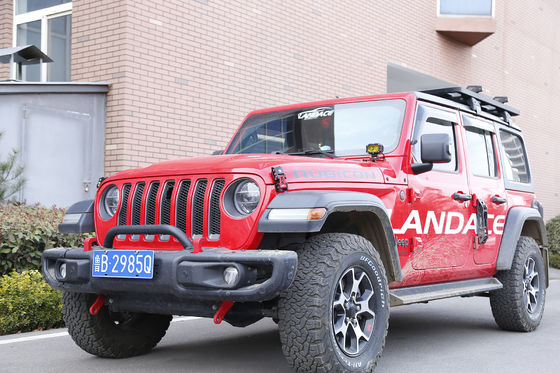 Migliora le prestazioni off-road della tua Jeep Wrangler JK 07 con il Black Red Hood Latch Kit