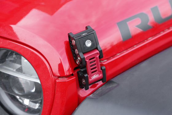 Migliora le prestazioni off-road della tua Jeep Wrangler JK 07 con il Black Red Hood Latch Kit