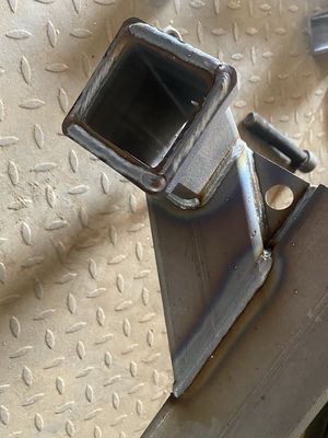 Carriera di ruote di ricambio nere off-road progettata e fabbricata da Custom Metal Fabrication